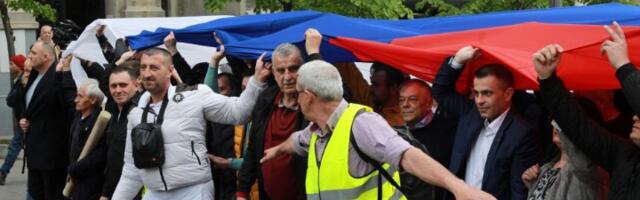 Vučić: "Nosim najveću zastavu u istoriji Srbije" - a ona u Zvečanu? (FOTO/VIDEO)