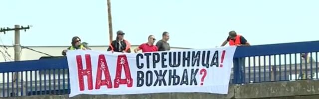 "Blokada pre pada": Nadvožnjak se OBRUŠAVA, Kragujevčani na protestu