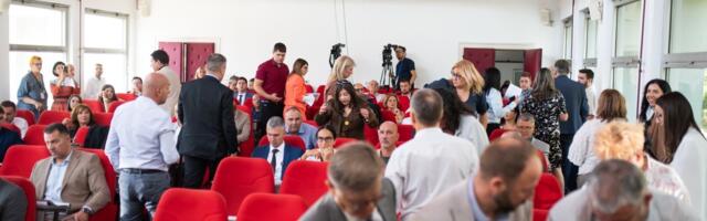 Sukob u Skupštini Niša: Odbornica tvrdi da ju je šef naprednjaka nazvao „mečka Božana“, on poriče