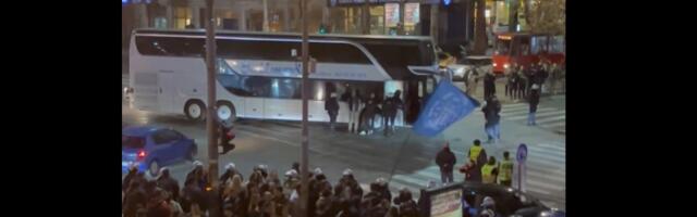 Tenzično u centru Beograda: Jake snage Žandarmerije kod Pravnog fakulteta, autobus Jaćimovića prebacuju kod V BG gimnazije