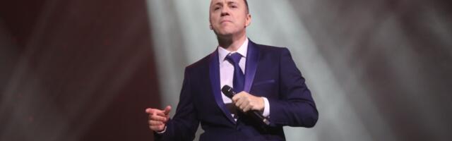 REKA EMOCIJA NA KONCERTU BANETA MOJIĆEVIĆA: Skočili mu u zagrljaj, on nije mogao da OBUZDA SUZE pred publikom! (VIDEO)