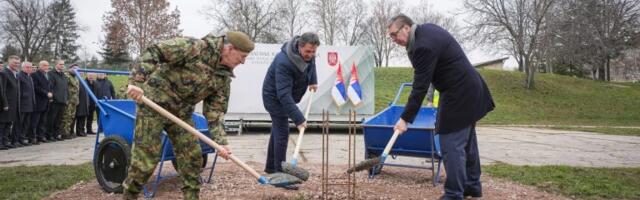 Stefan Janjić pohvalio Gašića kako drži lopatu na lokaciji budućeg Generalštaba (VIDEO)