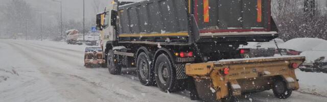 NAPADALO NOVIH 30 CM SNEGA, 17 KAMIONA I DVA GREJDERA NA TERENU! Haos u ovom delu Srbije, JAKA MEĆAVA IH POKOSILA