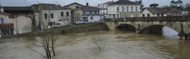 За три департмана Француске издата црвена упозорења на поплаве