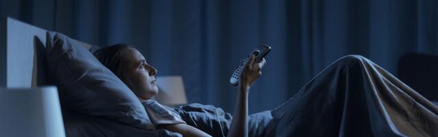 Gledate TV pre spavanja? Evo zašto se budite umorniji nego što ste legli