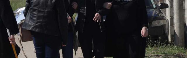 NA ISTOM MESTU JE STAJALA I NA DAN POGIBIJE: Udovica Dragana Lazića jedva hoda, izveli je iz dvorišta, pridržavaju je (VIDEO)