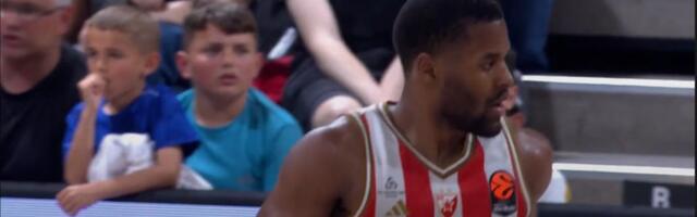 Batler ukrao loptu i prošetao se do koša!