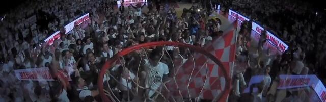 Burg uz zvuk sirene slomio Bešiktaš, a onda se parket nije video od ljudi