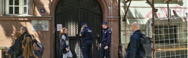 Bačena petarda među okupljene tokom odavanja pošte ubijenima u Ribnikaru