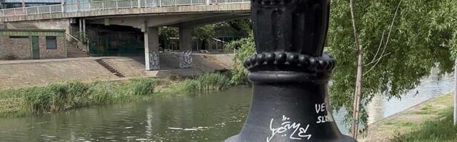 VIDEO: Poslednji trag Bečkerečke ćuprije – vandalizovane fijale
