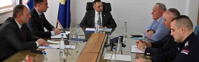 Vulin bio u poseti PU Leskovac, mediji nisu obavešteni a policiji poručio da očekuje “maksimalnu zaštitu običnih ljudi i njihove imovine”