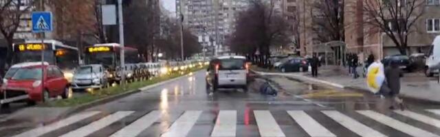 Još jedan incident u Nišu: Demonstranta oborio automobil i lakše povredio