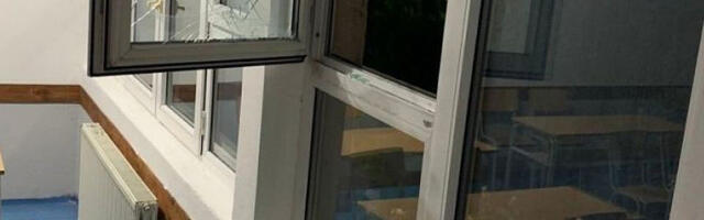 Napeto na Kosovu, kamenovana srpska škola u Lipljanu