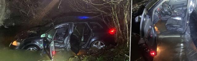 Težak udes kod Sjenice! Četiri žene sa dvoje male dece sletele u reku! (FOTO)