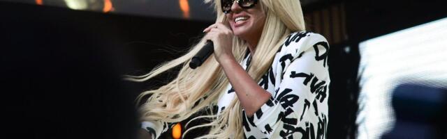 Glomazni silikoni dekoncentrišu: Karleuša u bazenu pokazala zverinjak (FOTO)