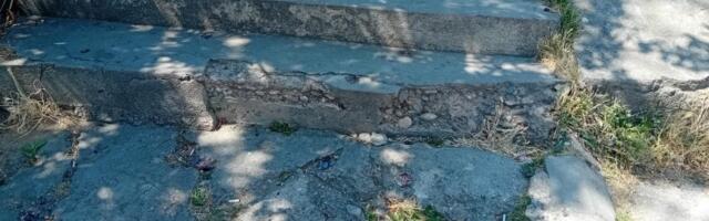 Stepenice u naselju Bubanj propadaju,  žitelji kažu izgrađene pre pola veka, a sada rizične