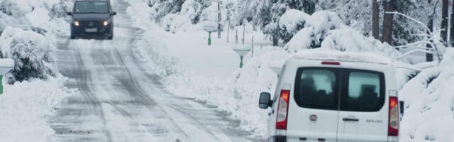 На већини путева првог и другог приоритета снег до пет центиметара