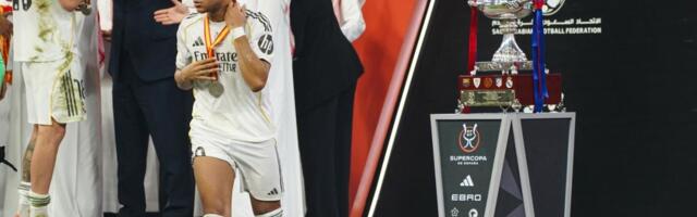 MBAPE NA STUBU SRAMA! Francuz pokazao da je očajan gubitnik! Pogledajte šta je uradio posle bolnog poraza od Barselone u finalu Superkupa! (VIDEO)