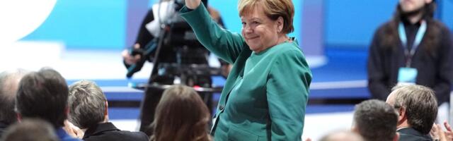 Angela Merkel sa ozbiljnim izrazom lica slušala govor Merca: Odabirom sakoa i ogrlice poslala skrivenu poruku