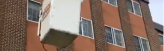 Deka (88) na nesvakidašnji način posetio svoju suprugu tokom pandemije (VIDEO)