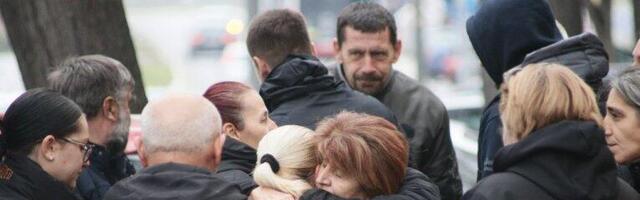 NAJTUŽNIJA SLIKA SRBIJE! Porodice ubijenih u Orašju, Duboni i Ribnikaru ujedinjeni ispred Specijalnog suda! Grle se i plaču pred ulazak u sud! (VIDEO)
