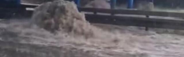 POTOP u Beogradu: Ulice postale reke, grad uništava vozila (VIDEO)