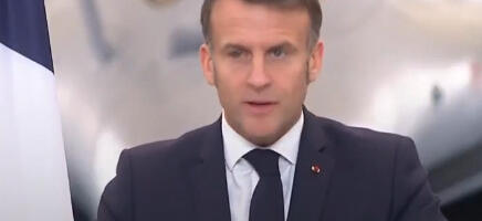 Makronu se opet podsmevaju na mrežama: Da li je Brižit kriva za njegovo “tigrovo oko”? (VIDEO)