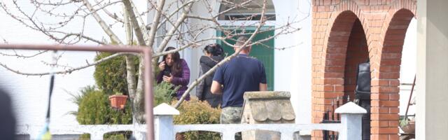 OVO JE KUĆA BRATA DARKA LAZIĆA U BRESTAČU: Majka u dvorištu ne mođe da dođe sebi, pridržava se za zid (FOTO)