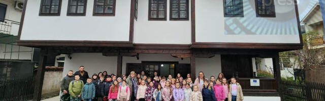 Povodom svetskog dana književnosti za decu u Vlasotincu predstavljena zbirka pesama Jelene Janković