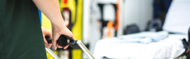 Возач неповређен након пада аутомобила са литице