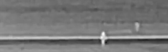 (UZNEMIRUJUĆI VIDEO) NOVI HOROR SNIMAK SA AERODROMA! Avion ubija čoveka na pisti! "Gledao sam kroz prozor i video njegove noge kako se vrte u motoru, užasno"