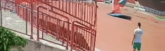 Nesvakidašnja scena u Novom Sadu: Vrtlog vetra na Karađorđu nosio sunđere teške 100 kilograma (VIDEO)