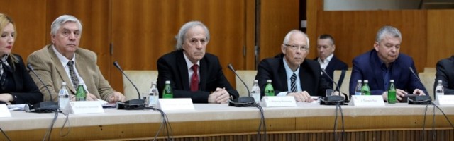 Krizni štab zaseda u petak, na stolu nove mere