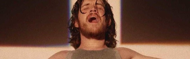 Zavirite u unutrašnji svet jednog komičara i parodiju internet kulture u novom Netfliksovom specijalu Inside