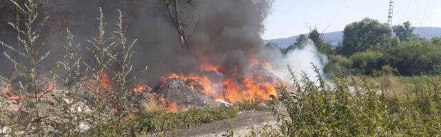 Požar izbio na deponiji Duboko kod Užica, meštani u strahu da se vatra ne proširi