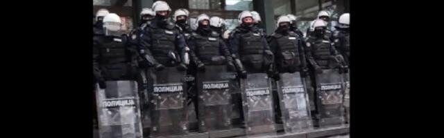 Nastavlja se blokada suda u NS: Duplo više policajaca nego juče (VIDEO)