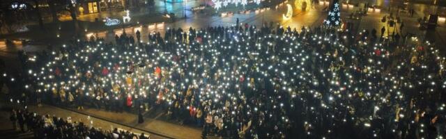 Studenti, učenici i građani u Leskovcu pružili podršku prosvetarima (video)