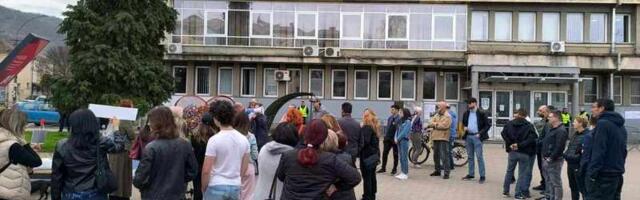 Demonstranti pokušavaju da uđu u vlasotinačku skupštinu, čeka ih vod policije