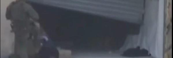 (UZNEMIRUJUĆE) UŽASAN ZLOČIN IZRAELACA: Vojnici hladnokrvno STRELJALI dvojicu zarobljenih Palestinaca (VIDEO)