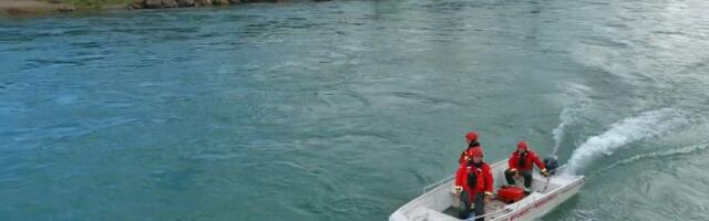 U Morači pronađeni delovi automobila i saobraćajna dozvola, pretraga nabujale reke se nastavlja u utorak