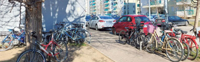 Бели бицикл као порука на прометном булевару