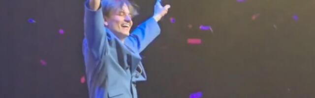 "SAMO JEDNO JE SIGURNO..." Jakov Jozinović puca od emocija! Crvene konfete padaju po celoj dvorani, dao je i zadatak publici, evo o čemu je reč (VIDEO)