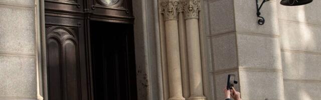 "NIJEDNOJ KATOLIČKOJ CRKVI U SRBIJI NIŠTA SLIČNO SE NIKAD NIJE DESILO" Teolog Stojković za Kurir o napadu na srpsku crkvu u Zagrebu: Prezentuju ustaške poruke!