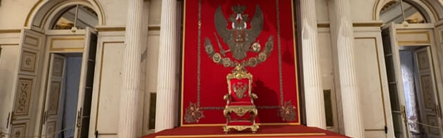 Мушкарац који је сео на царски трон у Ермитажу пребачен у болницу