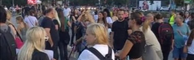 MONSTRUMI ZASLUŽUJU NAJVEĆE KAZNE! Ljubitelji životinja održali protest u Beogradu