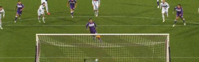 Ne, ne, ne... Vlahović se šalio i promašio penal (VIDEO)