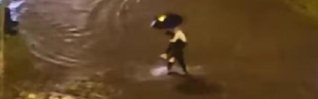 USRED POTOPA DESIO SE KAVALJER! Ovako je policajac spasao ženu iz poplavljene ulice (VIDEO)