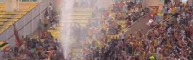 Kad je previše vruće, tu su vatrogasci da ohlade navijače (VIDEO)