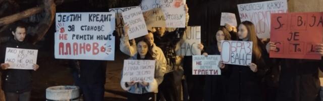 Ponoć na PMF-u u tišini: Studenti odali počast nastradalima u Novom Sadu i poginulom detetu u Zagrebu