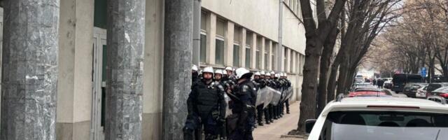 SNS većina odbila dnevni red: zgrada ograđena, policijske snage na terenu u punoj opremi [blog uživo]